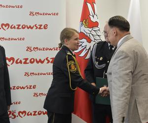 Marszałek nagrodził strażaków ochotników. Obaj uratowali ludzkie życie. „To są bohaterowie!”