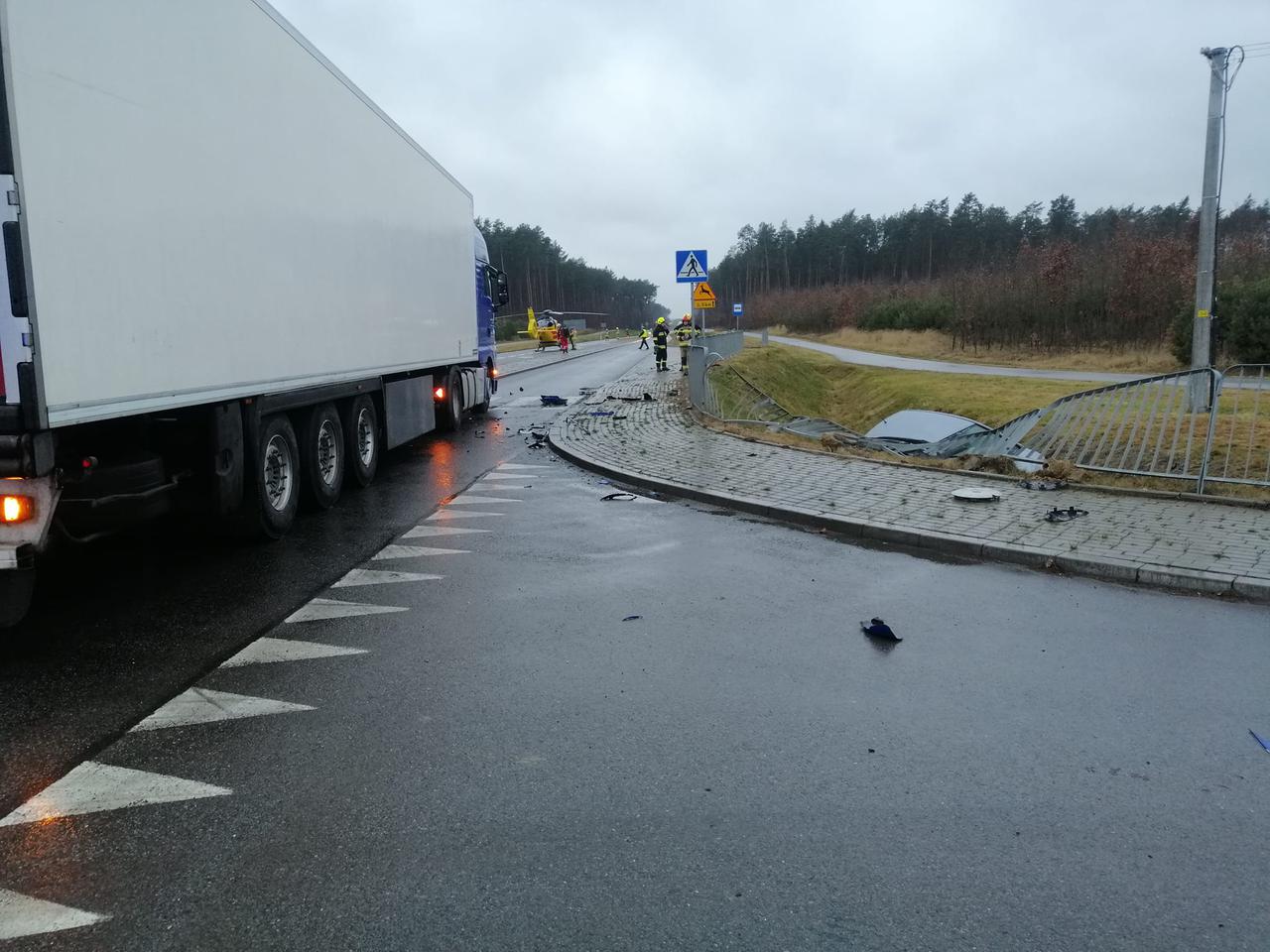 Koszmarny wypadek pod Solcem nad Wisłą! Nie żyje pasażer opla, 44-latkę zabrała karetka [ZDJĘCIA]