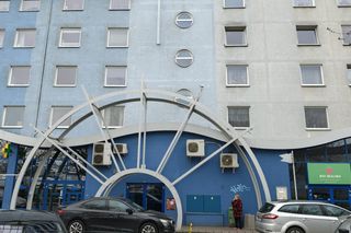 We Wrocławiu tęsknią za morzem. Ten blok wygląda jak statek, ma maszty i dziób!