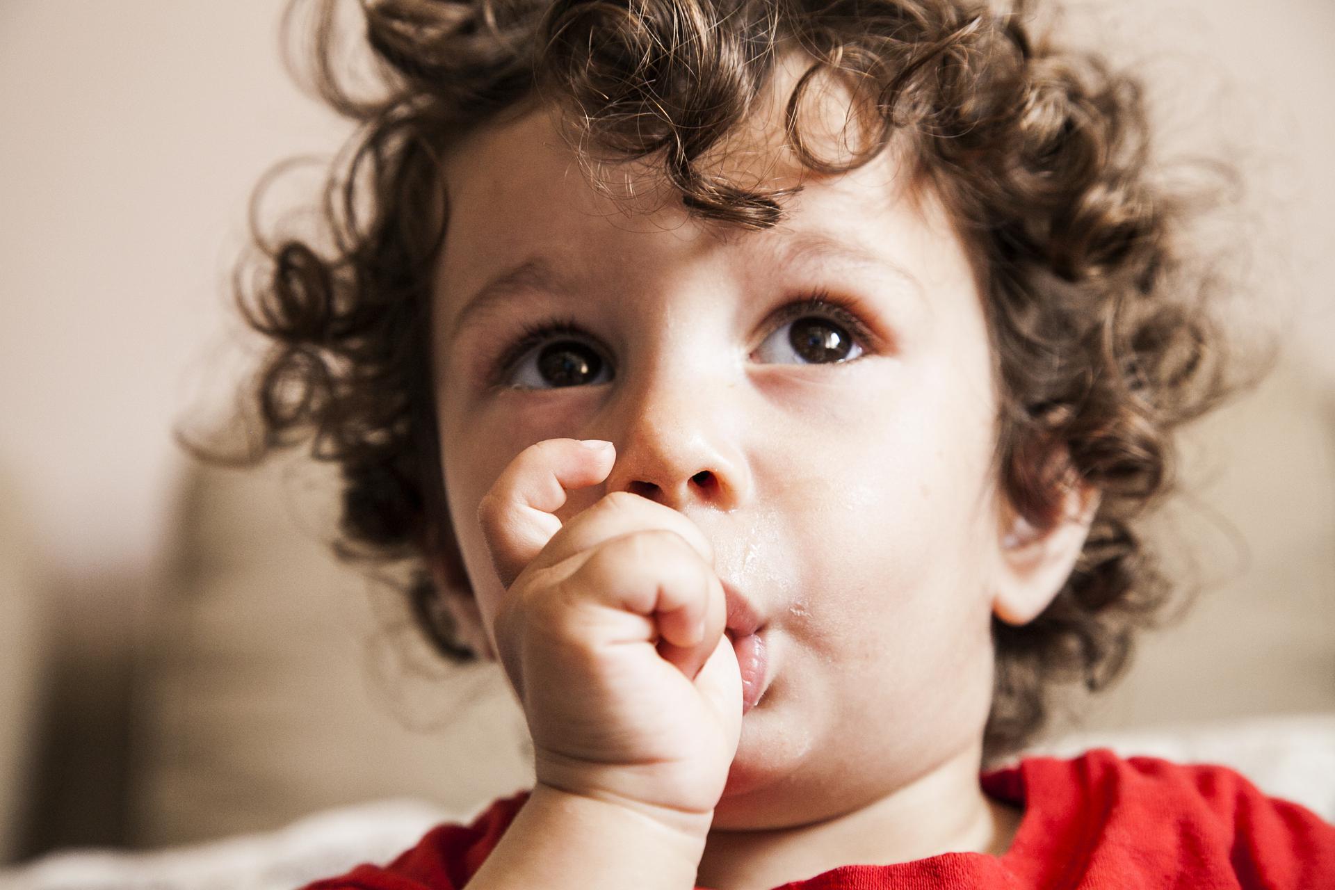 Ssanie Kciuka U 2 Miesięcznego Niemowlaka Ssanie kciuka - jak oduczyć dziecko ssania kciuka? - Mjakmama.pl