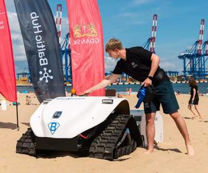 Turyści w szoku! Po gdańskich plażach jeździ robot. To pierwszy taki przypadek w Polsce