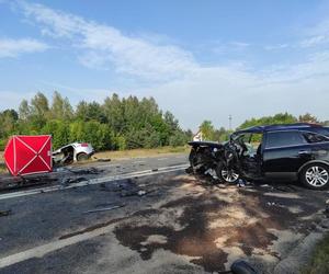 W wypadku na DK2 34-latka zginęła na miejscu, a dwie osoby, w tym małe dziecko, ranne trafiły do szpitala