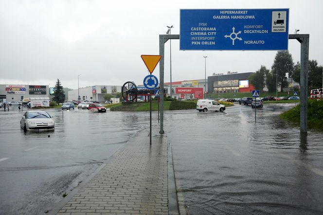  Zbiornik miał chronić mieszkańców. Nie wytrzymał ulewy, jest w totalnej ruinie