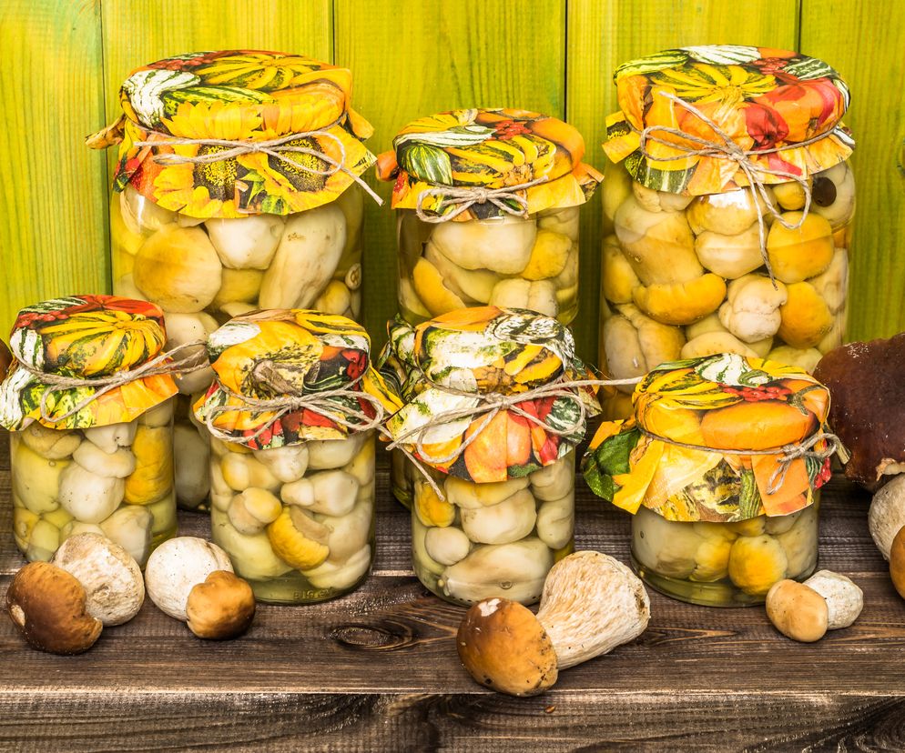 Grzyby marynowane w occie z cebulą i marchewką