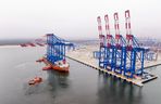 Ostatnie 3 z 7 gigantycznych suwnic STS dotarły do Terminala T3 Baltic Hub w Gdańsku