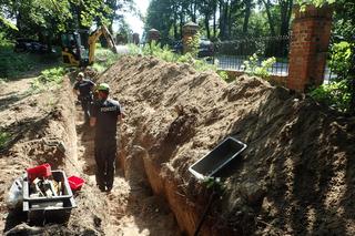 Ludzkie szczątki przy ogrodzeniu cmentarza 