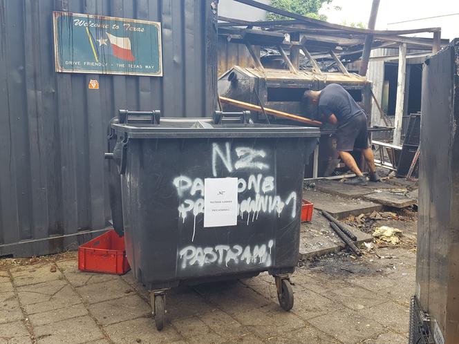 Wielkie straty i sprzątanie po pożarze restauracji Pastrami Summer w Lesznie