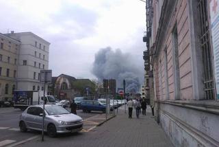 Ogromny pożar w Katowicach: Kłęby dymu nad miastem. Pali się jedna z hal przy Żeliwnej [ZDJĘCIA]