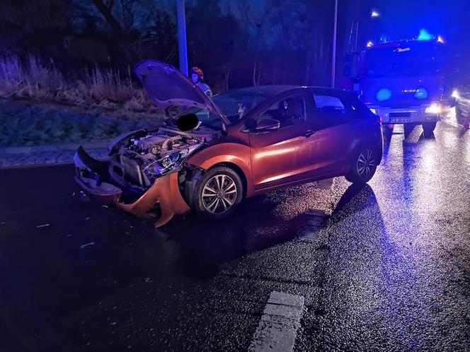 Groźny wypadek na ul. Nowotoruńskiej w Bydgoszczy. Jedna osoba trafiła do szpitala! [ZDJĘCIA]