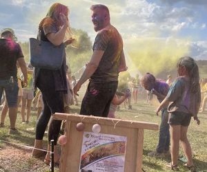 Kolorowa bitwa, Piana Party i gorące koncerty. Pojawiliśmy się na Festiwalu Artystycznym „Koloryt” w Jonkowie [ZDJĘCIA]