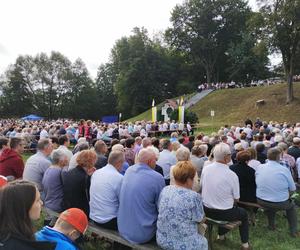 Rocznica koronacji Matki Bożej Kębelskiej w Wąwolnicy. Pojawiło się tysiące wiernych. Zobacz