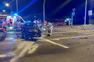 Groźny wypadek w Tarnowie. Zderzenie BMW i Opla na skrzyżowaniu Konarskiego i Dąbrowskiego. 5 osób trafiło do szpitala
