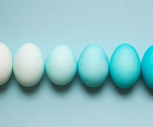 Bajecznie błękitne pisanki: jak naturalnie zabarwić jajka na niebiesko?