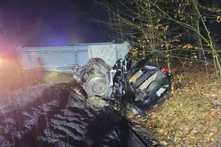 Koszmar na drodze. Nie żyją trzy osoby! Ciężarówka z węglem uderzyła w osobówkę w Boronowie