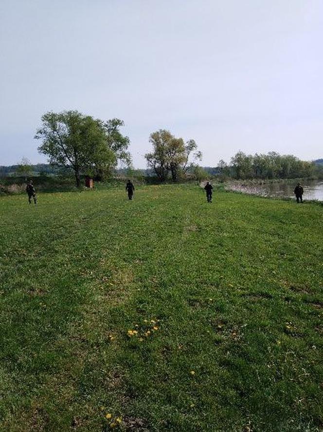 Zaginął 48-latek. Policjanci, strażacy i żołnierze sprawdzają brzeg rzeki