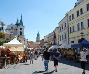 Zamieszanie w centrum Lublina. Zamknięte ulice, zmiana organizacji ruchu. Amerykanie kręcą film