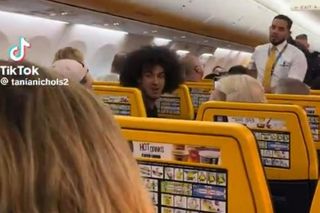 Bijatyka w samolocie! Wieczór kawalerski doprowadził do katastrofy. Zobacz wideo