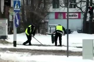 Policjanci przyłapani na GORĄCYM UCZYNKU. Oto co robili w Katowicach! [WIDEO]
