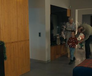 Barwy szczęścia, odcinek 3190. Krystyna (Hanna Bieluszko), Wioletka (Sara Kudaj), Marek (Marcin Perchuć)  