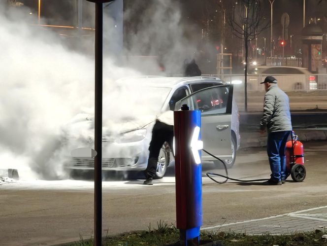 Pożar samochodu przy stacji benzynowej w Warszawie