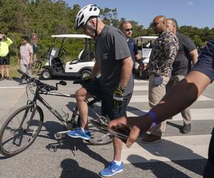 Joe Biden spadł z roweru! Co się stało z prezydentem USA? To była jego rocznica ślubu