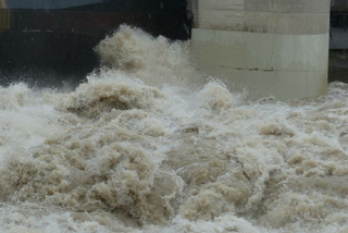 Niebezpiecznie rośnie stan wody w rzekach na Dolnym Śląsku. IMGW wydało ostrzeżenie [AUDIO]