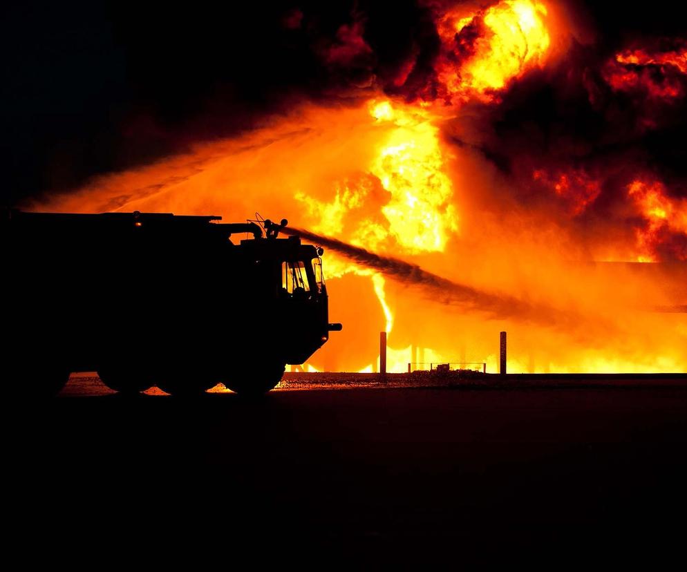 15 zastępów straży pożarnej walczy z gigantycznym pożarem w Hucie Cynku