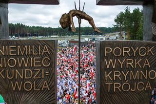 Tłumy z całej Polski na Podkarpaciu. W niedzielę odsłonięto kontrowersyjny pomnik