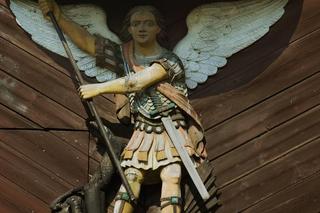 To jeden z najpiękniejszych kościołów w Małopolsce. Nad wejściem znajduje się najstraszniejszy wizerunek diabła 