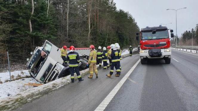 Wypadek na S7 w Barczy koło Kielc. Samochód ciężarowy wypadł z jezdni