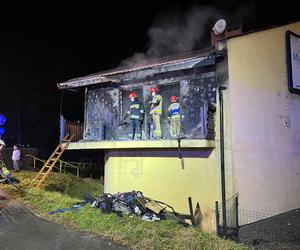 Czeladź: Dom nagle stanął w płomieniach. Dwie osoby w szpitalu, w tym 4-letnie dziecko