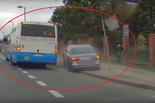 Co on zrobił? Bardzo dziwna kolizja w Katowicach. Kierowca Audi chciał wyprzedzić autobus i uderzył w latarnię [WIDEO]