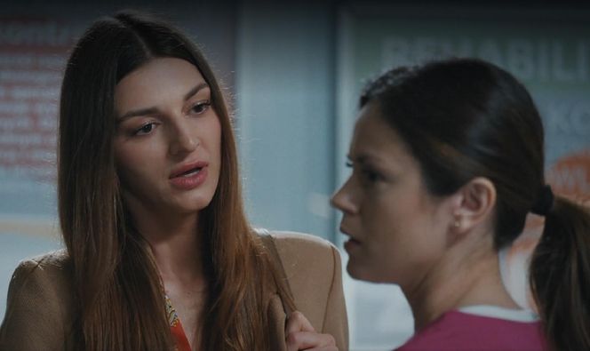 M jak miłość odc. 1887. Kasia (Paulina Lasota), laborantka Anka Sokołowska (Katarzyna Russ)