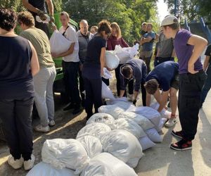 Trwa walka o zabezpieczenie wrocławskiego zoo. Do akcji ruszyli mieszkańcy. Łącznie pracuje ok. 200 osób