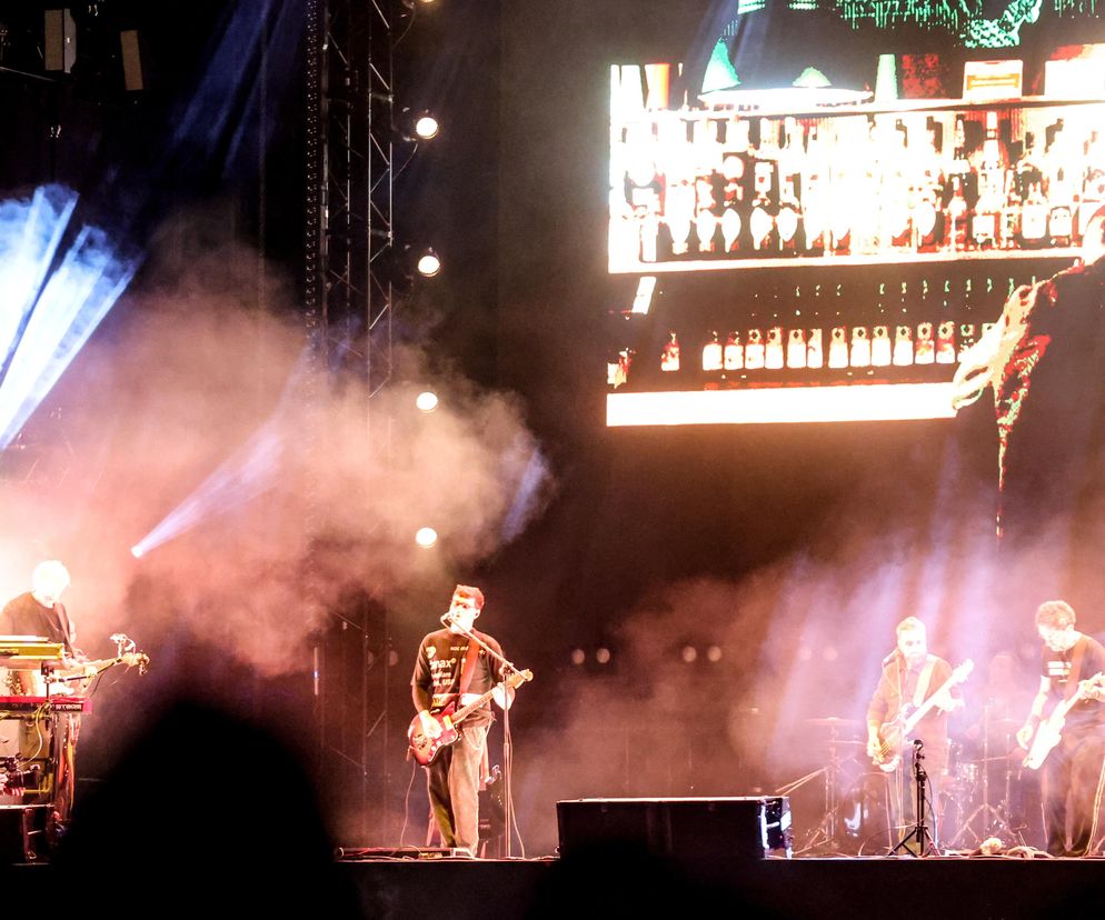 Muzycy grający koncert na dużej, oświetlonej scenie w Katowicach. O Urodzinach Miasta przeczytasz na SE.
