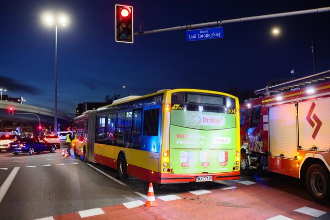 Wypadek z udziałem autobusu i ciężarówki w Warszawie (23.10.2025)