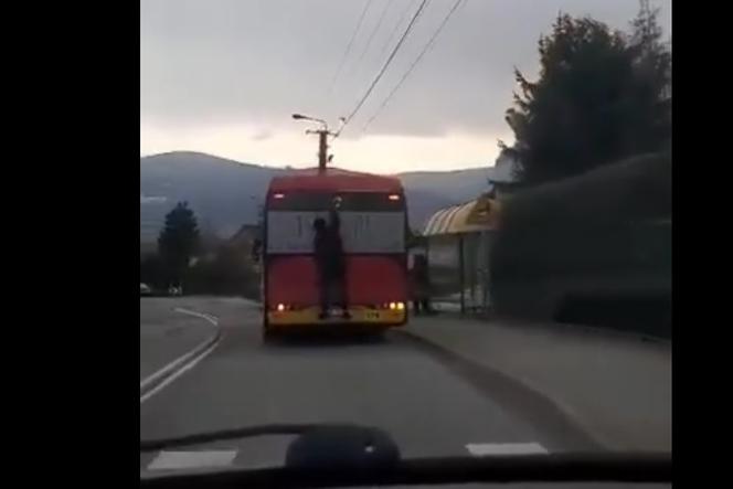 Szok w Bielsku-Białej. Stał na zderzaku autobusu, kierowca się nie zorientował. To nagranie jest hitem [WIDEO]