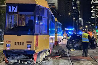 Groźny wypadek w Warszawie. Samochód i dwa tramwaje rozbite. Jeden z nich się wykoleił