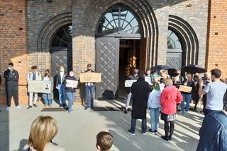 Protest pod kościołem św. Antoniego w Lesznie