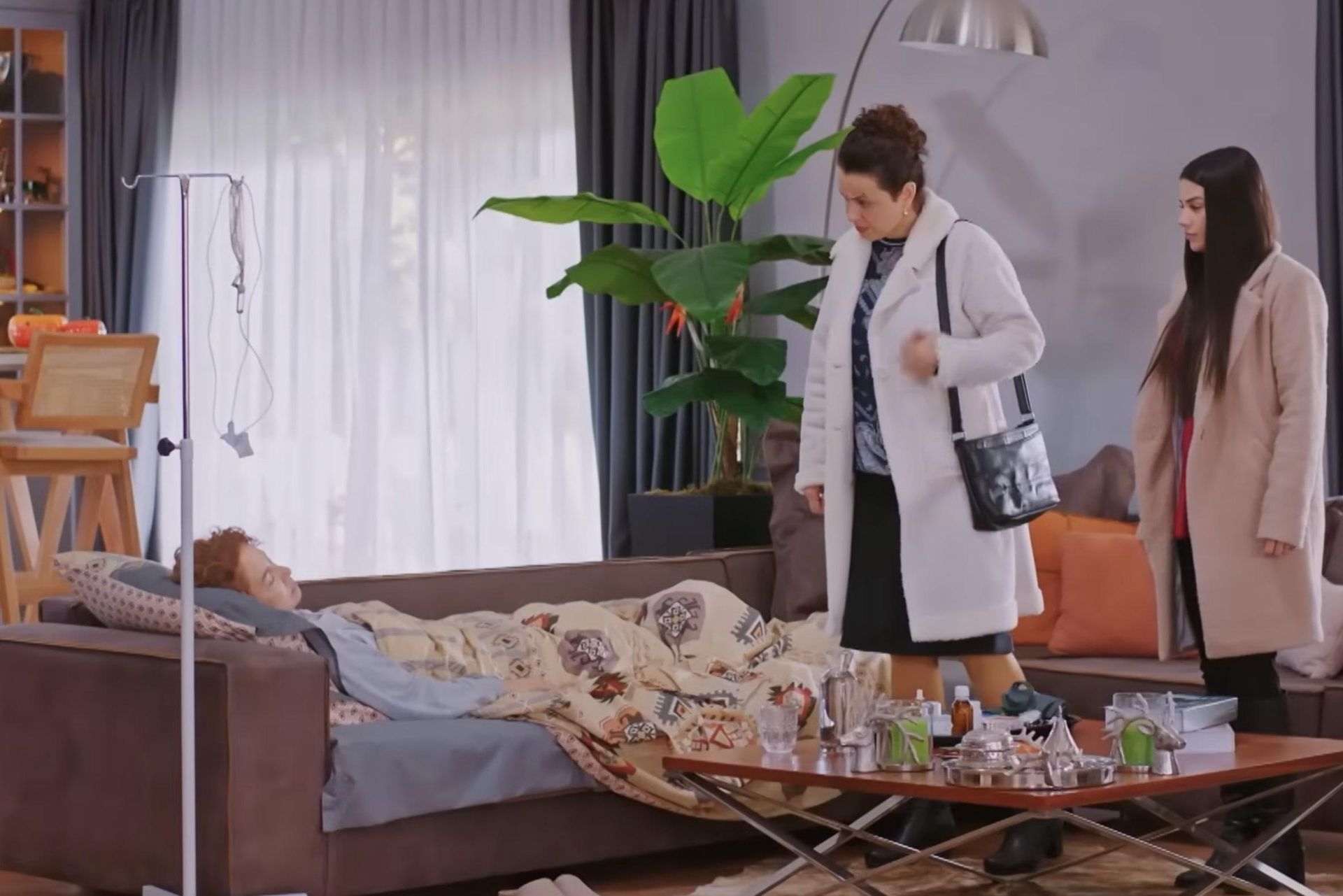 Miłość i nadzieja, odcinek 331: Cavidan wrobi Silę w zabójstwo Hulyi! Podmieni  witaminy na truciznę! - ZDJĘCIA - Super Seriale