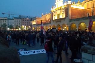 Strajk kobiet na Rynku Głównym w Krakowie. Protest przeciwko wyrokowi Trybunału Konstytucyjnego