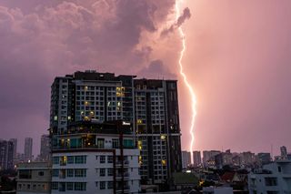 Burze nad Polską. Czy trzeba odłączyć urządzenia od prądu?