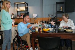 Barwy szczęścia odc. 3047. Dominika (Karolina Chapko), Sebastian (Marek Krupski), Mateuszek (Filip Kowalewicz), Sonia  (Weronika Nockowska)), Sonia  (Weronika Nockowska)