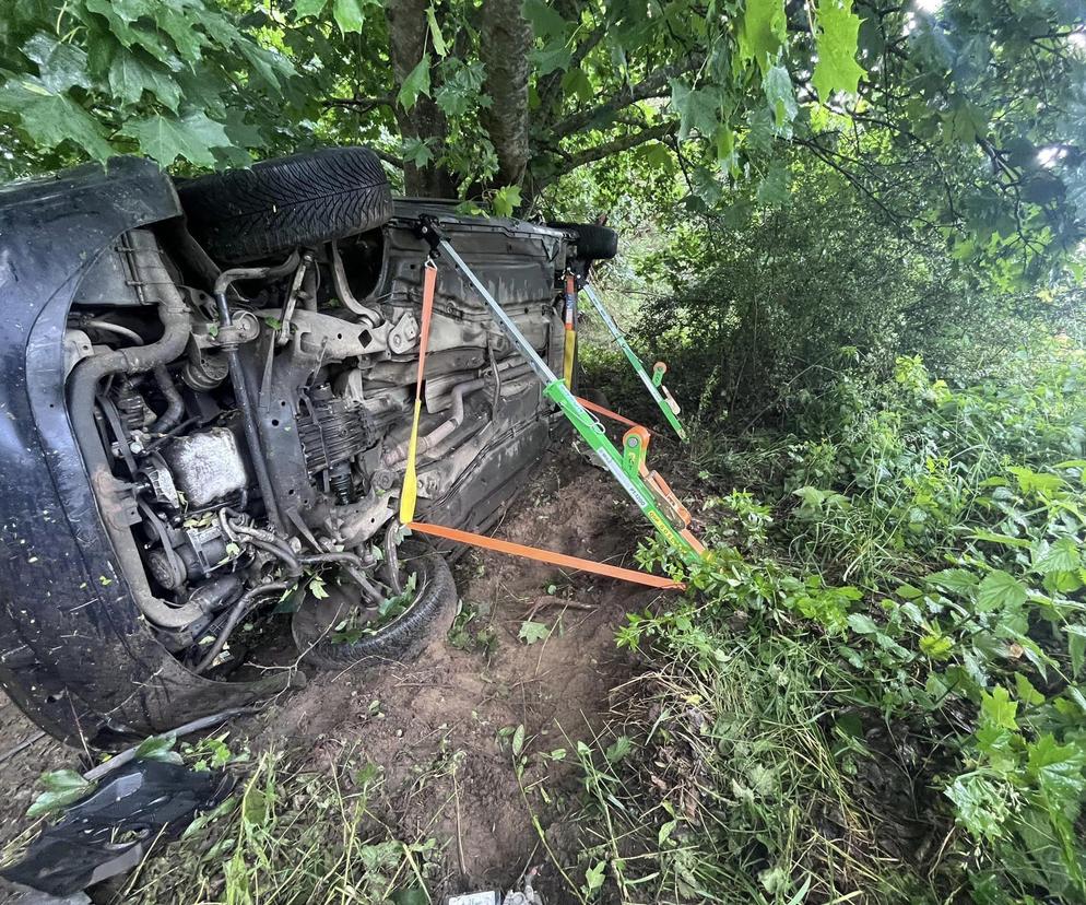 Śmiertelny wypadek pod Kołobrzegiem. Kierowca osobówki uderzył w drzewo