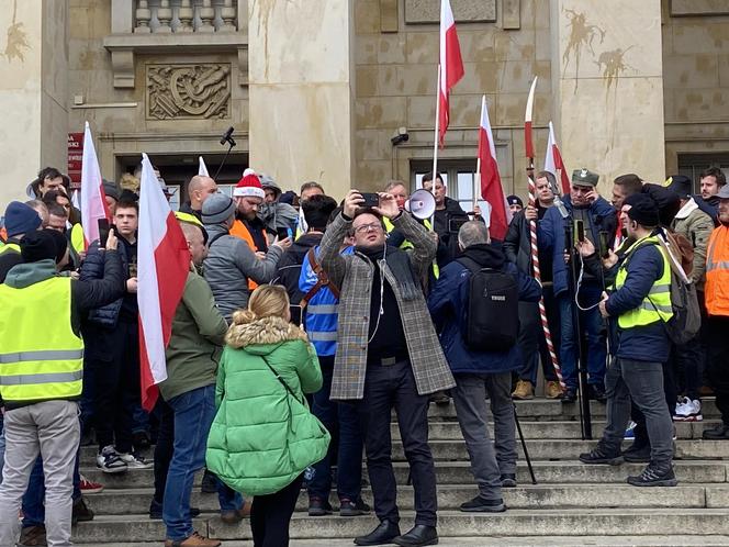 Protest rolników we Wrocławiu. Strajk wymyka się spod kontroli. Urząd Wojewódzki obrzucany jajkami