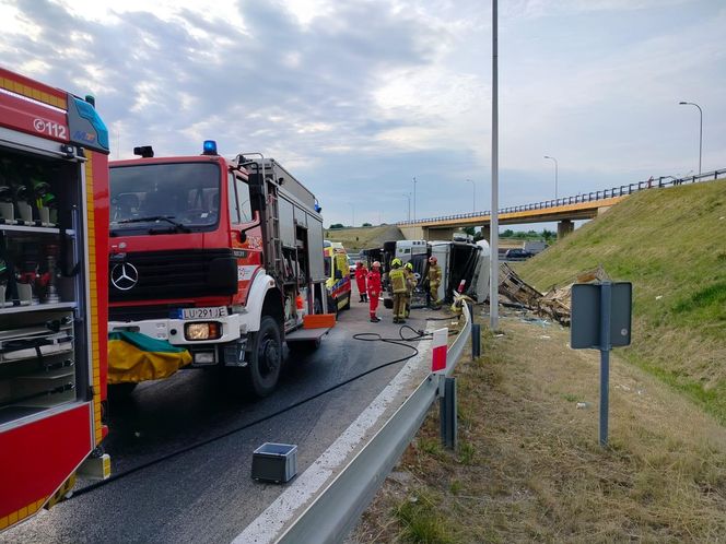 Wypadek w Elizówce. Kierowca był zakleszczony w pojeździe