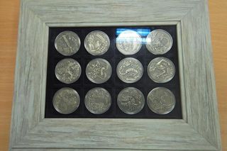 Przedmioty kolekcjonerskie zatrzymane na granicy. Monety, banknoty i odznaczenia przewożone nielegalnie. 