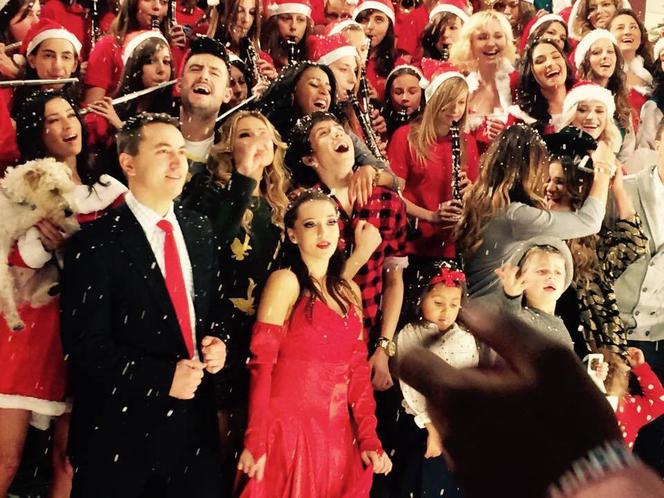 Gwiazdy na planie świątecznego klipu