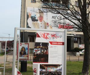 Zdewastowano wystawę papieską przy siedzibie Solidarności w Gdańsku. Sprawą zajmuje się policja