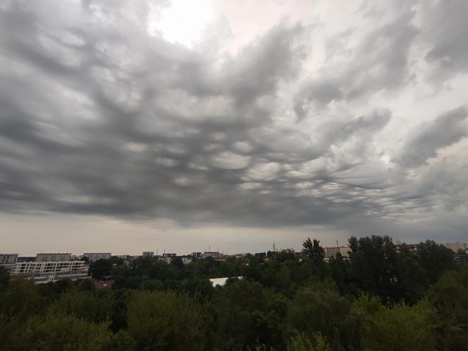 Nawałnice przechodzą przez Polskę. Ciemne chmury nad Białymstokiem